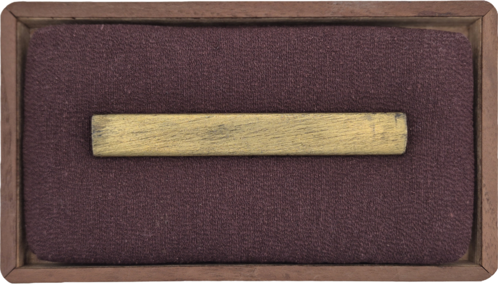 The back of the kozuka in its box, covered with gold and left plain.